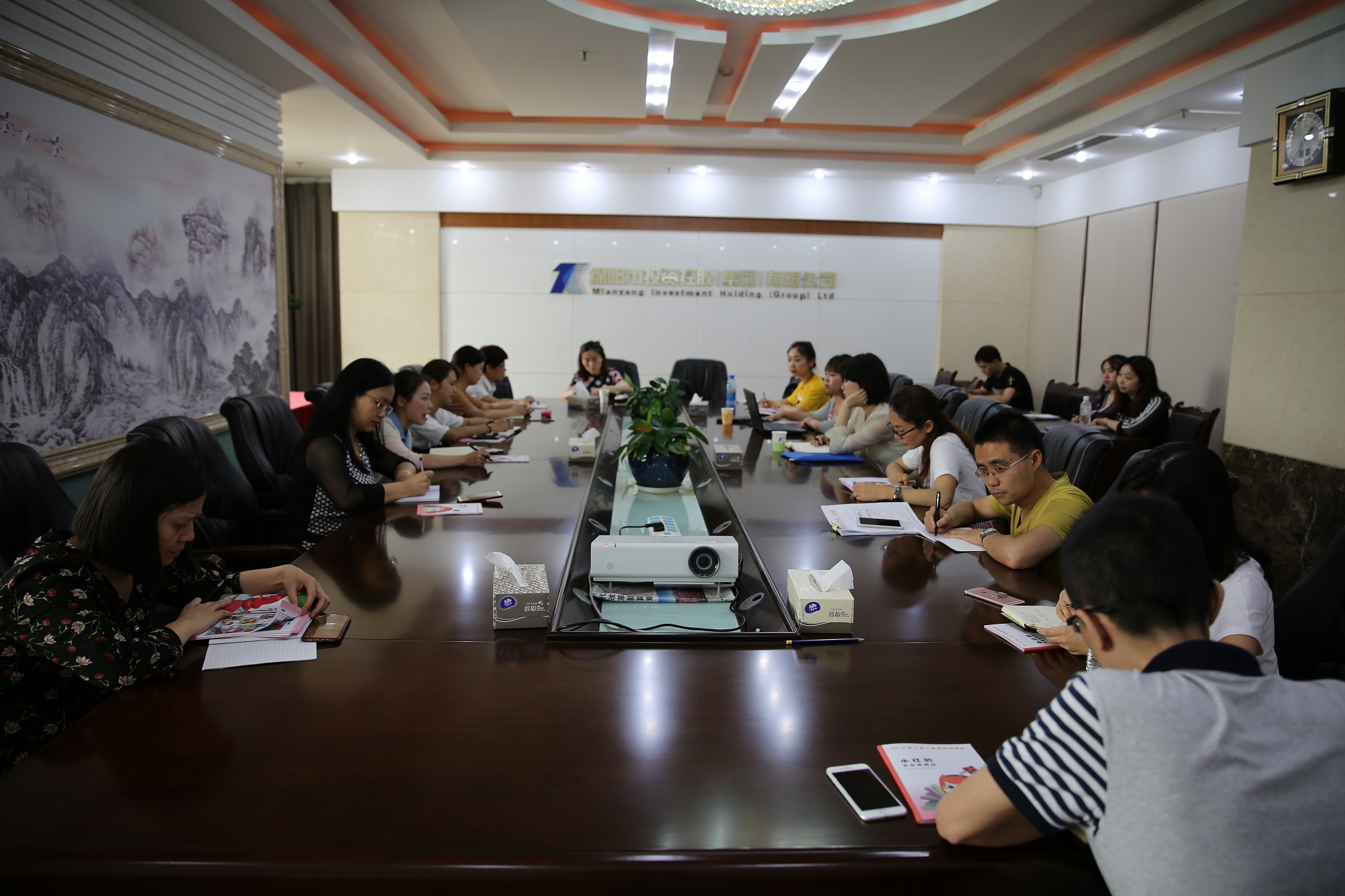 走進(jìn)檔案 強(qiáng)化培訓(xùn) 提升管理——綿投集團(tuán)組織召開“國(guó)際檔案日”宣貫及業(yè)務(wù)培訓(xùn)會(huì)