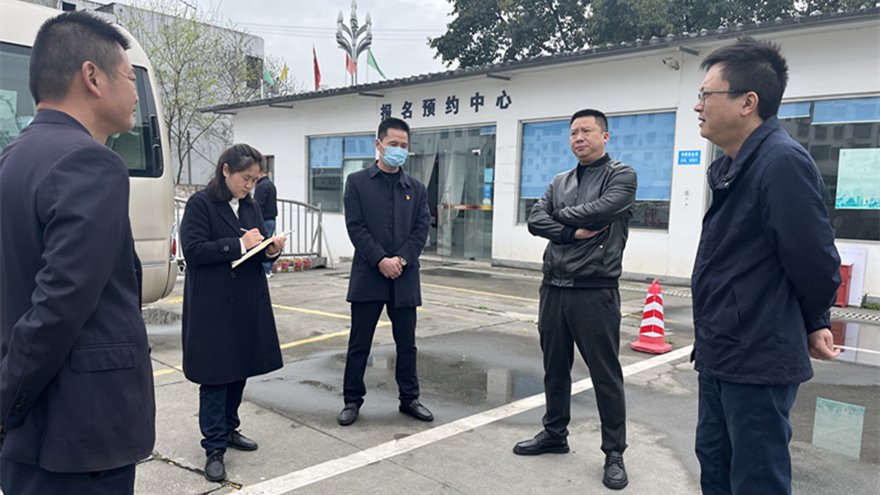 檢查組與報名人員、教練員交流