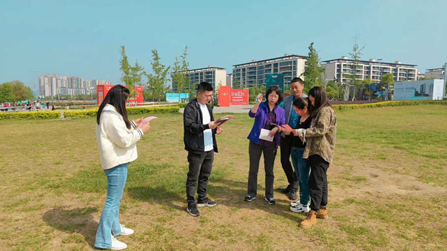 3、向生態(tài)公園游客發(fā)放《濕地保護(hù)倡議書(shū)》