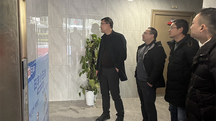 圖四：集團(tuán)黨委委員、副總經(jīng)理余佰宣督導(dǎo)綿投置地安全工作